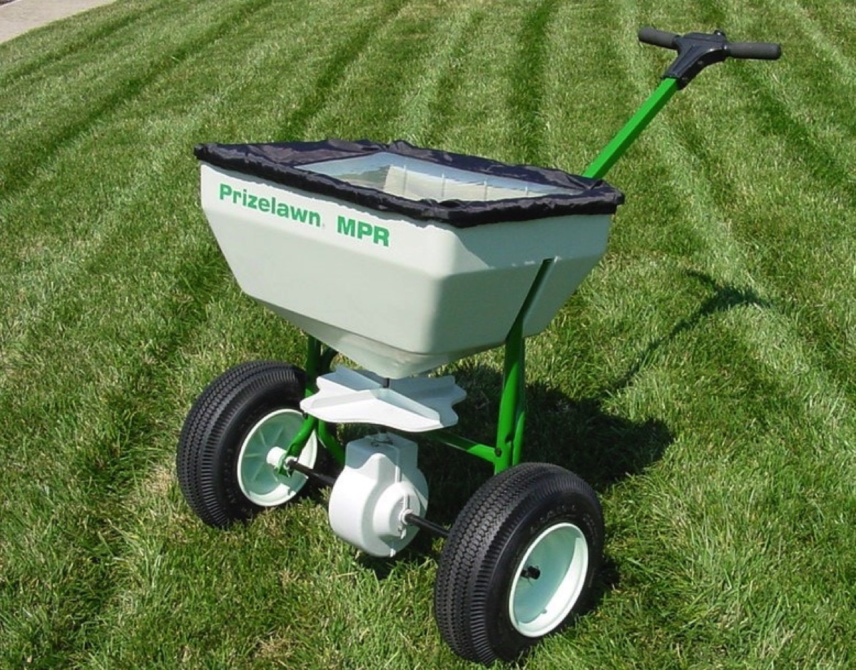 How To Select The Right Lawn Spreader